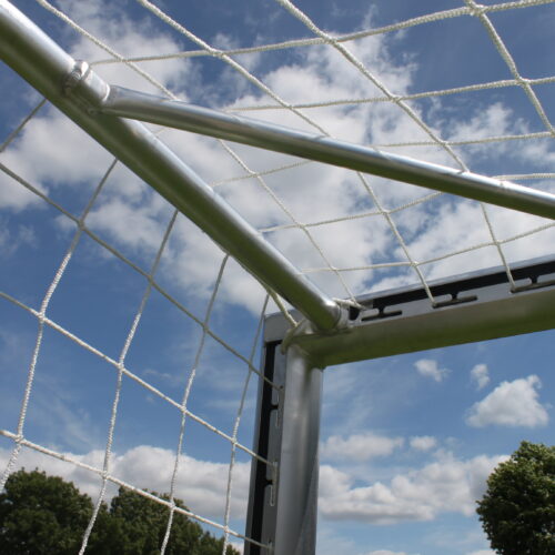 Verplaatsbaar voetbaldoel VD90 Pro 9 Detail van de gelaste hoekconstructie van het VD90 Pro aluminium voetbaldoel met robuuste profielverbinding.